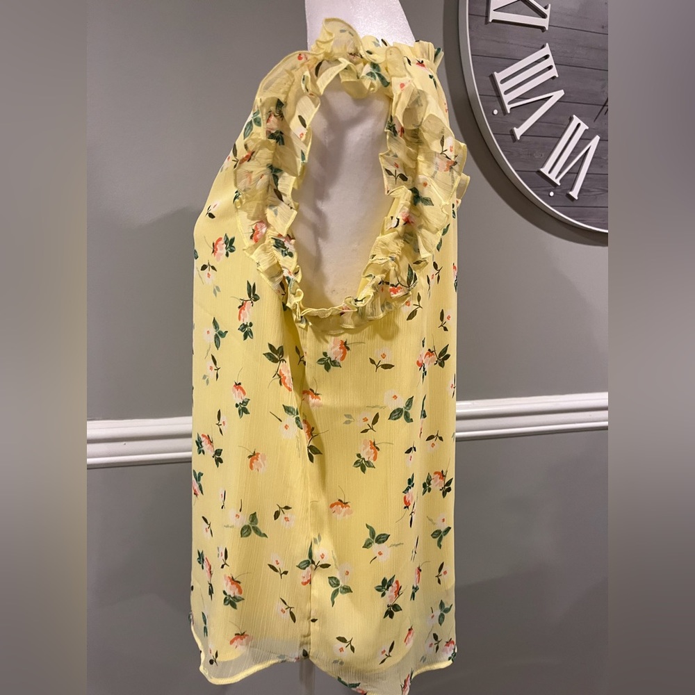 Women's Yellow with Flowers Short Sleeve Top - NWOT Size Medium - Picture 4 of 7